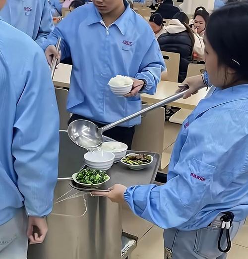回顾:工厂黑眼圈女工,爆火网络后被辞退,领导回应:已报警